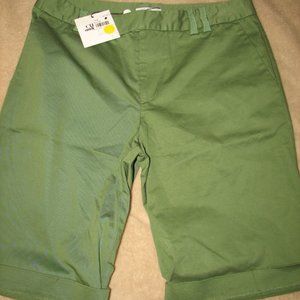 Chaiken and Capone New with tags size 6 green bermuda shorts